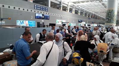 7 صور ترصد توافد الحجاج على مطار القاهرة