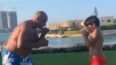 محمد لطفي يدرب نجله على الملاكمة بحضور حمادة هلال (فيديو)