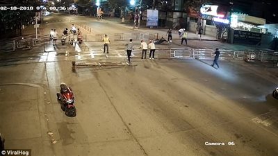 تهور سائق دراجة نارية في مسار قطار (فيديو وصور)