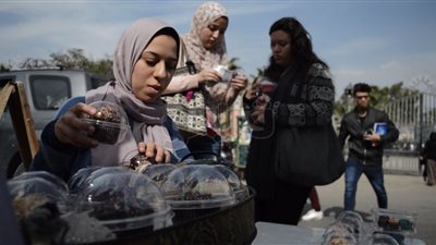 «آلاء» صانعة «الكب كيك» أمام جامعة مصر: أحلم بمحل لبيع الحلوى (فيديو)