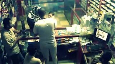 بالفيديو.. لحظة مواجهة امرأة بسرقتها أمام تسجيلات كاميرات المراقبة