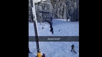 لحظة إنقاذ شاب معلق في التلفريك (فيديو)