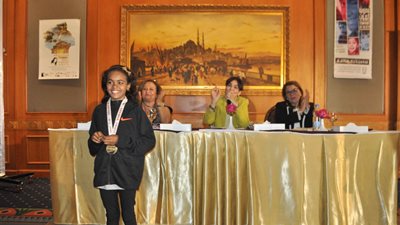 مهرجان أفلام المرأة بأسوان يكرم الطفلة «بائعة المناديل» (صور)