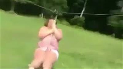 لحظة سقوط امرأة بدينة بطريقة مروعة (فيديو)