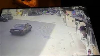 سائق يفقد السيطرة ويتعرض لحادث تصادم (فيديو)