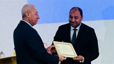 محافظ أسوان يكرم «جمعية المستثمرين» لجهودها في التنمية الاقتصادية