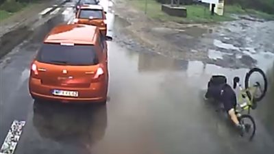 سقوط شاب بطريقة مروعة في المياه أثناء قيادته دراجة هوائية (فيديو)