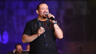 هشام عباس يبدع في حفلات مهرجان القلعة (فيديو وصور)