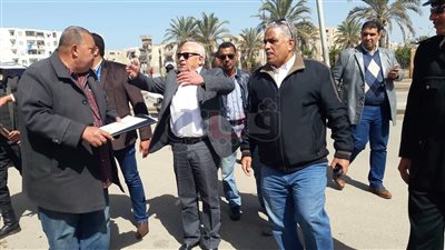 محافظ بورسعيد يتابع أعمال رصف منطقة الحراسات (صور)