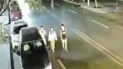 لحظة تعرض شاب لحادث دهس مروع أثناء سيره مع أصدقائه (فيديو)