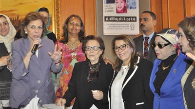 سيدات أسوان يلتقطن الصور التذكارية مع جميلة بوحيرد (صور)