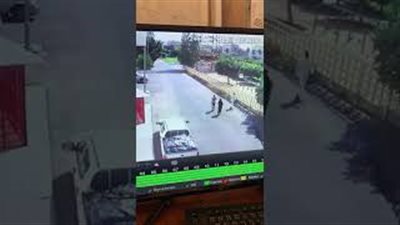 لحظة سرقة لصين حقيبتين من سيارة بوضح النهار (فيديو)