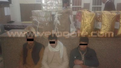 القبض على ثلاثة عاطلين قبل تهريبهم 60 ألف قرص مخدر للبلاد بمطروح