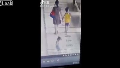 طفل محظوظ ينجو من الموت دهسا تحت عجلات حافلة (فيديو)