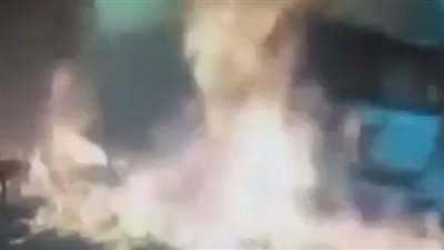 فتاة تشعل النيران في سيارة رجل رفض منحها نقودا (فيديو)