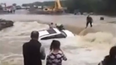 لحظة إنقاذ مسن من وسط السيول (فيديو)