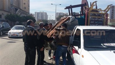 شرطة المرافق ببورسعيد ترفع «باترينات السجائر» من الشوارع