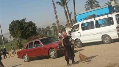 رئيس مدينة نقادة عن تنظيفها للشارع: «دوري مش القعدة في المكتب»