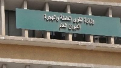 وزير القوى العاملة يوزع عقود عمل للمعاقين