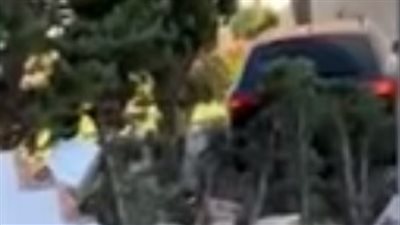 صبي يتسبب في كارثة بعد أن تركه والده في السيارة (فيديو)