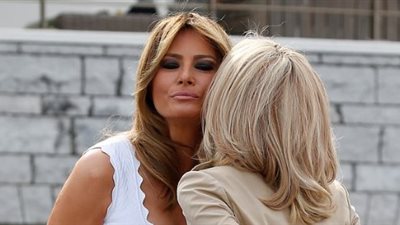 قبلات وأحضان.. جولة جديدة لزوجات قادة قمة السبع على شواطئ فرنسا (صور)