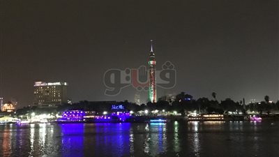 برج القاهرة يتزين بعلم الكويت احتفالا بعيدها الوطنى.. صور