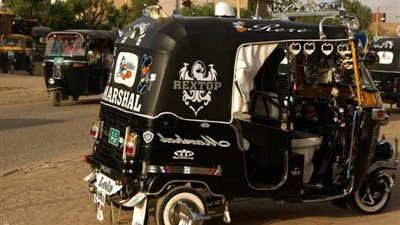 التحفظ على 20 «توك توك» وضبط 12 محكوما عليه بحدائق الأهرام