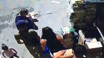 لص يسرق محفظة امرأة أمام طفلها والمارة (فيديو)