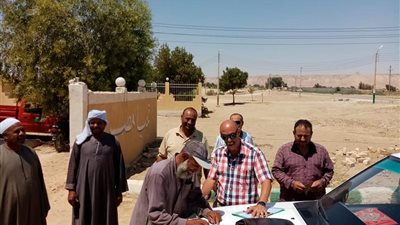 الوادي الجديد تزيل 48 فدانا من المتقاعسين عن تقنين الأراضي بالفرافرة