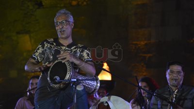 على الطبلة والدف.. سعيد الأرتيست يبدع في رحاب محكى القلعة (صور)