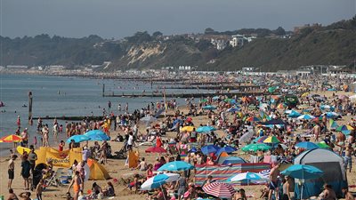 فرار جماعي من البريطانيين إلى الشواطئ بسبب الحر (صور)