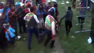 رجل يتعرض للسحق أسفل جذع شجرة بعد سقوطها في كرنفال هندي (فيديو وصور)