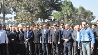 بالصور.. «الدالي» و«حجازي» يتقدمان جنازة شهيد الواجب بالبدرشين