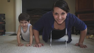 امرأة تستعرض مهاراتها الرياضية مع أطفالها الثلاثة (فيديو وصور)