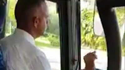 طريقة سائق في قيادة حافلة تبهر مواقع التواصل الاجتماعي (فيديو)