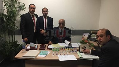 ضبط راكب حاول تهريب أدوية سرطان في أماكن حساسة بمطار القاهرة (صور)