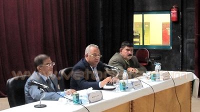 محافظ الشرقية يبدي استياءه من خدمات الجهاز الإداري