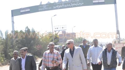 بالصور.. محافظ أسوان يتفقد تجربة إنهاء مشكلة تكدس جرارات القصب