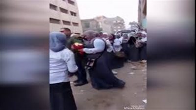 شاب يطلب يد طالبة بالزقازيق ببوكيه ورد.. ونشطاء: «كده كتير» (فيديو)