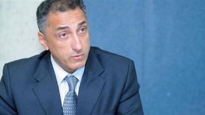 محافظ البنك المركزي وزوجته يلغيان سفرهما لأمريكا بمطار القاهرة