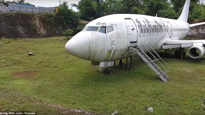 «طائرة مهجورة» تجذب السائحين في إندونيسيا (فيديو وصور)