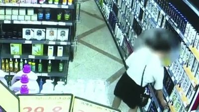 نهاية مروعة لامرأة سرقت زجاجة شامبو من سوبر ماركت (فيديو)