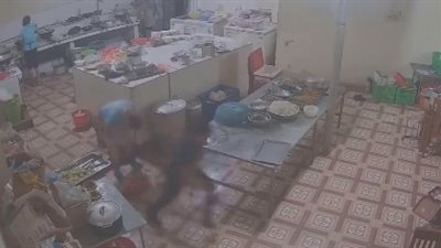 لحظة إلقاء رجل 