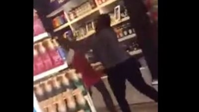 لحظة اعتداء زبونة ضخمة على موظفة حسناء داخل محل (فيديو)