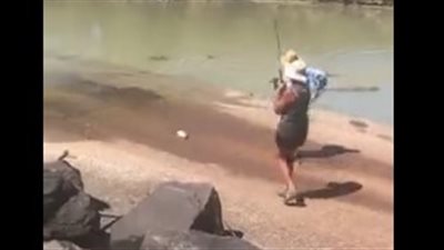 نهاية صادمة لامرأة اصطادت سمكة من نهر تماسيح (فيديو)