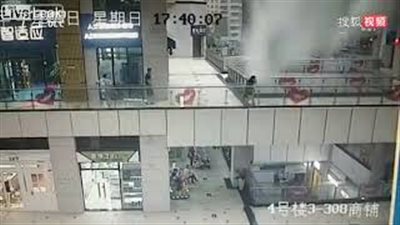 نجاة امرأة من الموت بأعجوبة بعد انهيار سقف مول عليها (فيديو)