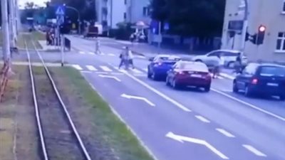 سائق دراجة هوائية يقتل امرأة مسنة لحظة عبورها الطريق (فيديو)