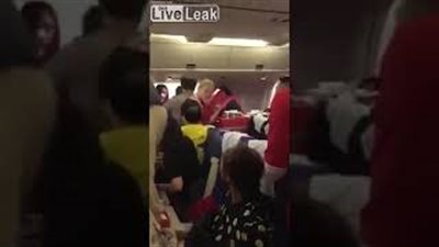 مشاجرة طاحنة بين ركاب طائرة بسبب قطعة عيش (فيديو)