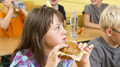 5 أطعمة تضر بصحة طفلك وتؤثر على حالته المزاجية