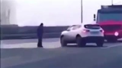 سائق يخاطر بحياته من أجل إنقاذ رجل من الموت دهسا (فيديو)